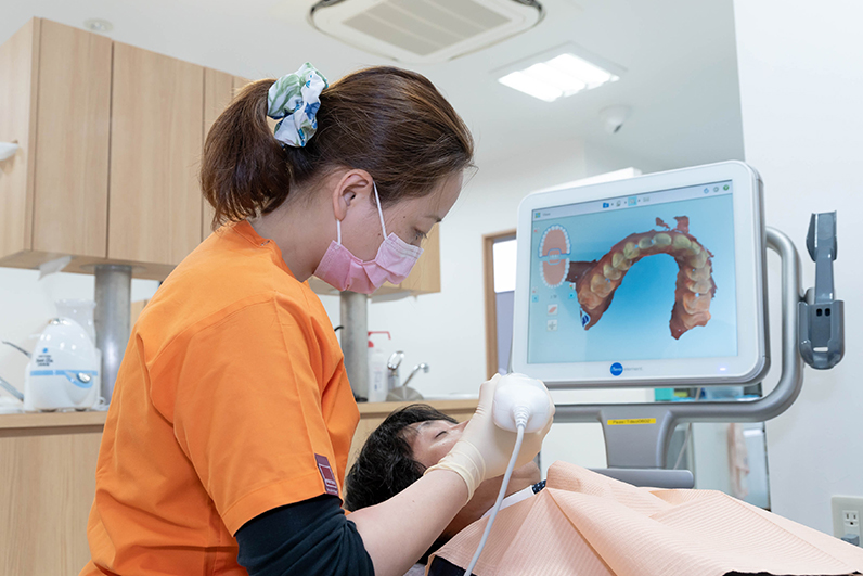 3Dスキャナーを導入。矯正歯科や補綴の際に患者さまの負担を軽くした精密な診断が可能に。
                